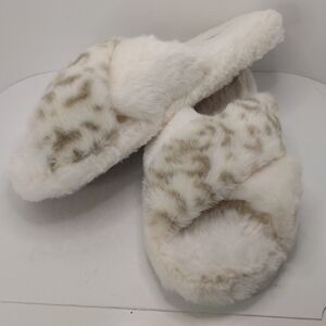 BORN SLIPPERS / FUZZY SLIDE NO/ CROSS STRAP